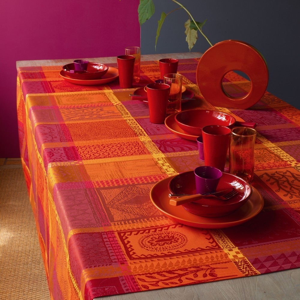 MILLE WAX KETCHUP – Beschichtete Tischdecke von Garnier Thiebaut, rot-orange